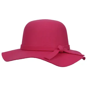 Détail d'un chapeau en feutre de laine rose fuchsia à large bord avec nœud décoratif