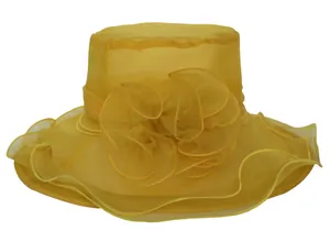 Detail van gele organza zonnehoed met grote bloemdecoratie en een brede golvende rand