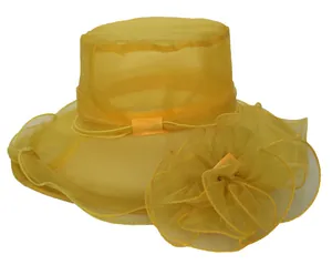 Detail van gele organza zonnehoed met grote bloemversiering en een brede golvende rand