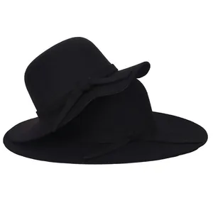 Détail de chapeaux en feutre noir à bords larges empilés avec ruban et nœud classique