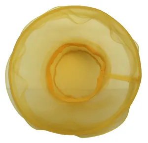 Detail van lichtgele organza zonnehoed met transparante lagen en golvende rand