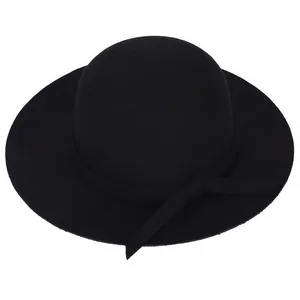 Détail d'un chapeau en feutre noir à larges bords avec ruban décoratif noué assorti