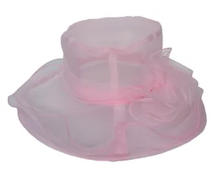 Detail van roze organza zonnehoed met elegante bloemdecoratie en een brede golvende rand