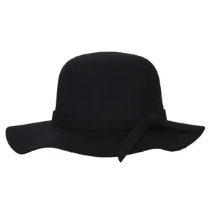 Détail d'un chapeau en feutre de laine noir avec large bord et ruban décoratif élégant