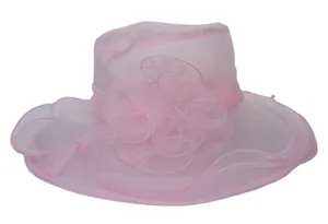 Detailopname van een roze organza zonnehoed met grote 3D-bloem en golvende rand