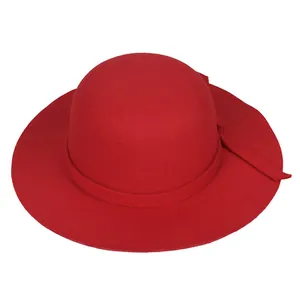 Détail du chapeau fedora en feutre rouge montrant la texture épaisse et la calotte