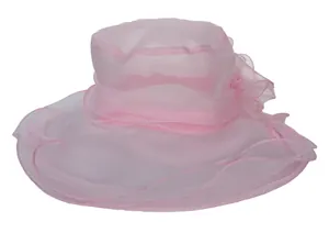 Detail van roze organza zonnehoed met ruches bloemdecoratie en een brede rand
