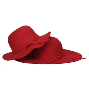 Détail de chapeaux en feutre rouge à bords larges avec d'élégants rubans à nœud assortis