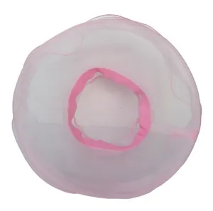 Detail van meerlagige roze organza stof en de brede rand van een zomerse zonnehoed