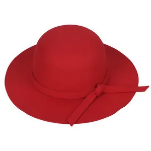 Vue détaillée de dessus d'un chapeau classique en feutre de laine rouge à large bord
