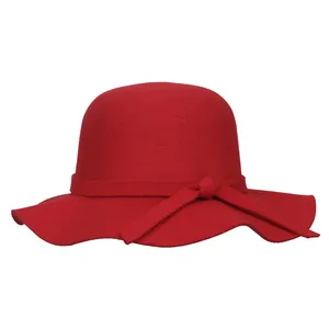 Détail d'un chapeau en laine rouge à large bord avec un ruban élégant assorti