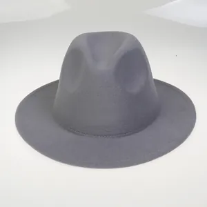 Detailansicht eines grauen Wollfilzhuts mit klassischer flacher Krempe und eingedellter Krone