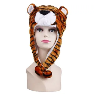 Vue détaillée du bonnet tigre en peluche avec rayures, cache-oreilles et pompons doux