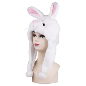 Détail du chapeau lapin en peluche blanche avec longues oreilles et doublure rose