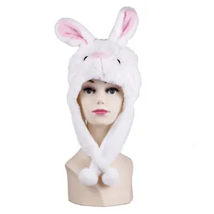 Détail du chapeau en peluche lapin blanc avec de longues oreilles et des pompons