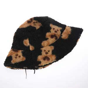 Gros plan sur un chapeau bob en sherpa épais avec motifs d'ours bruns sur noir