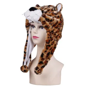 Détail du bonnet léopard en peluche avec cache-oreilles, pompons et fausse fourrure douce