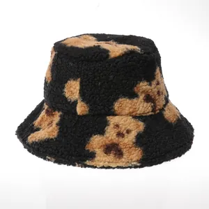 Gros plan du chapeau bob en laine d'agneau épaisse avec motif ours mignon pour l'hiver