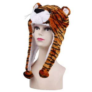 Détail du chapeau tigre en peluche avec fausse fourrure douce et cache-oreilles à pompons