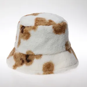 Détail du tissu doux en laine d'agneau synthétique à taches brunes sur un chapeau d'hiver