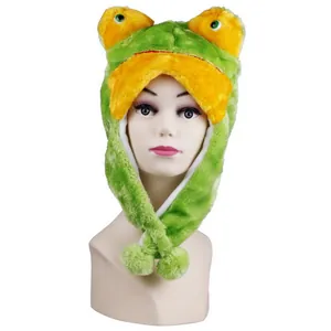 Détail du bonnet peluche grenouille avec cache-oreilles et pompons décoratifs sur liens