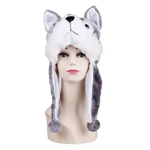 Détail du chapeau husky en peluche avec protège-oreilles longs et pompons gris