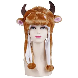 Détail du chapeau vache en peluche avec cornes 3D et cache-oreilles à pompons