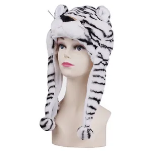 Vue détaillée du bonnet en peluche tigre blanc avec texture fausse fourrure et cache-oreilles