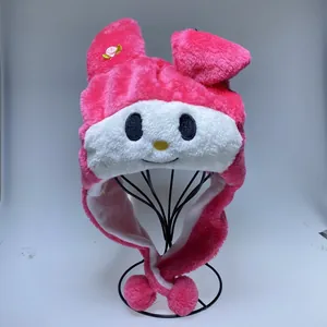 Vue détaillée du chapeau peluche rose avec oreilles de lapin et pompons My Melody