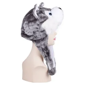 Dettaglio del cappello in peluche husky con trama in finta pelliccia e paraorecchie con pompon