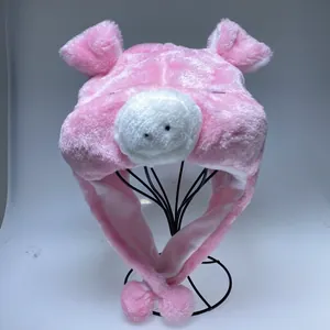 Détail d'un chapeau de porc en peluche rose avec groin 3D et texture douce en fausse fourrure