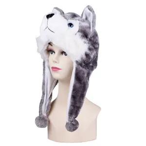 Dettaglio del cappello in peluche a forma di lupo grigio e bianco con occhi blu e pompon