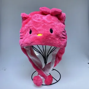 Détail du bonnet à oreilles en peluche rose avec broderie chat et nœud décoratif doux