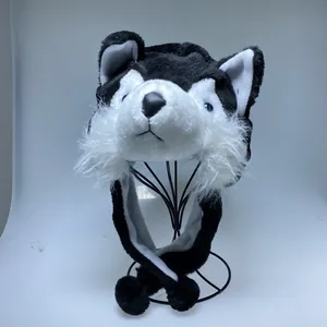 Dettaglio del cappello di peluche a forma di husky con paraorecchie in pelliccia