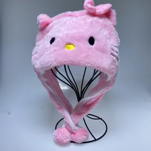 Détail du chapeau animal en peluche rose Hello Kitty avec oreilles 3D et rabats