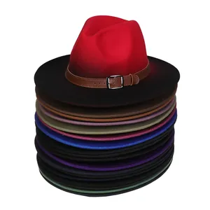 Gros plan de chapeaux fedora colorés empilés avec dégradé et boucle de ceinture en cuir