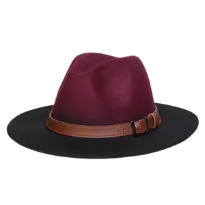 Détail du chapeau Fedora bordeaux avec lanière en cuir marron et boucle en métal noir