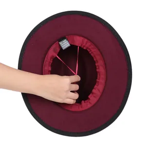 Détail intérieur du chapeau jazz avec cordon réglable et mélange de coton doux