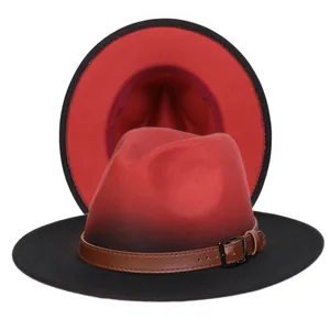 Détail du chapeau fedora dégradé rouge et noir avec bord large plat et boucle de ceinture