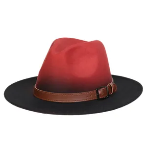 Détail d'un chapeau fedora dégradé rouge et noir avec boucle de ceinture en similicuir brun