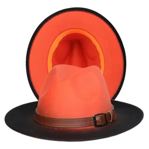 Détail du chapeau fedora avec bord noir, couronne orange et sangle en cuir marron
