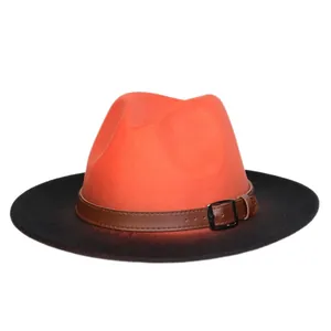 Détail du chapeau fedora orange avec bord noir et bandeau en similicuir marron à boucle