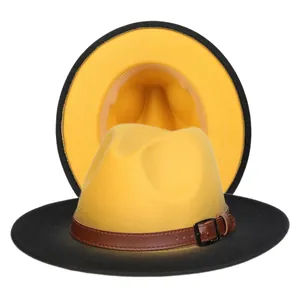 Détail du chapeau en feutre jaune et noir avec ceinture en cuir et boucle métal