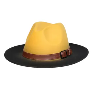 Détail du chapeau en feutre avec ceinture en cuir marron et boucle en métal