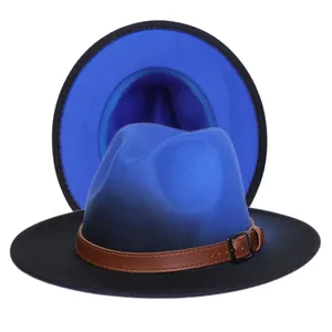 Chapeau fedora à large bord avec dégradé bleu et noir et ceinture en cuir marron bouclée
