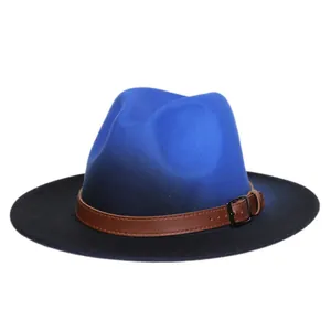 Détail du chapeau fedora bicolore bleu roi avec sangle en cuir marron et boucle