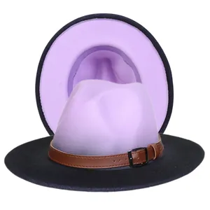Vue détaillée du chapeau fedora bicolore avec calotte violette et boucle en cuir marron