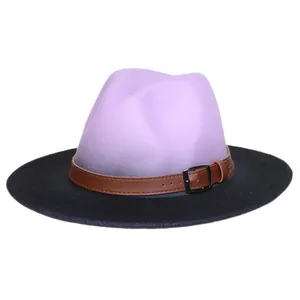 Vue détaillée du chapeau fedora dégradé violet et noir avec ceinture en cuir marron