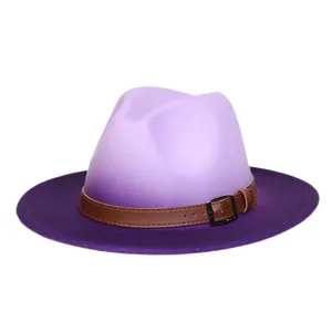 Détail du chapeau fedora dégradé violet avec ceinture en cuir marron et boucle métal