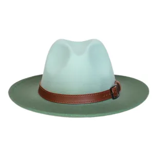 Détail du chapeau Fedora en laine vert menthe avec bord vert forêt et boucle en cuir brun